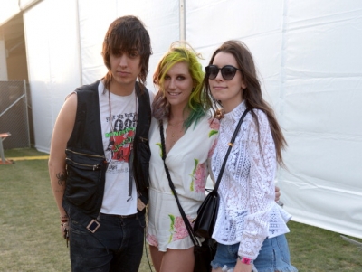 Candid Photos 2014 005
Julian backstage at Coachella with Danielle Haim & Kesha (April 12)

