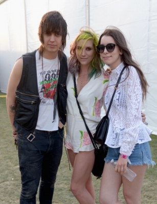 Candid Photos 2014 006
Julian backstage at Coachella with Danielle Haim & Kesha (April 12)
